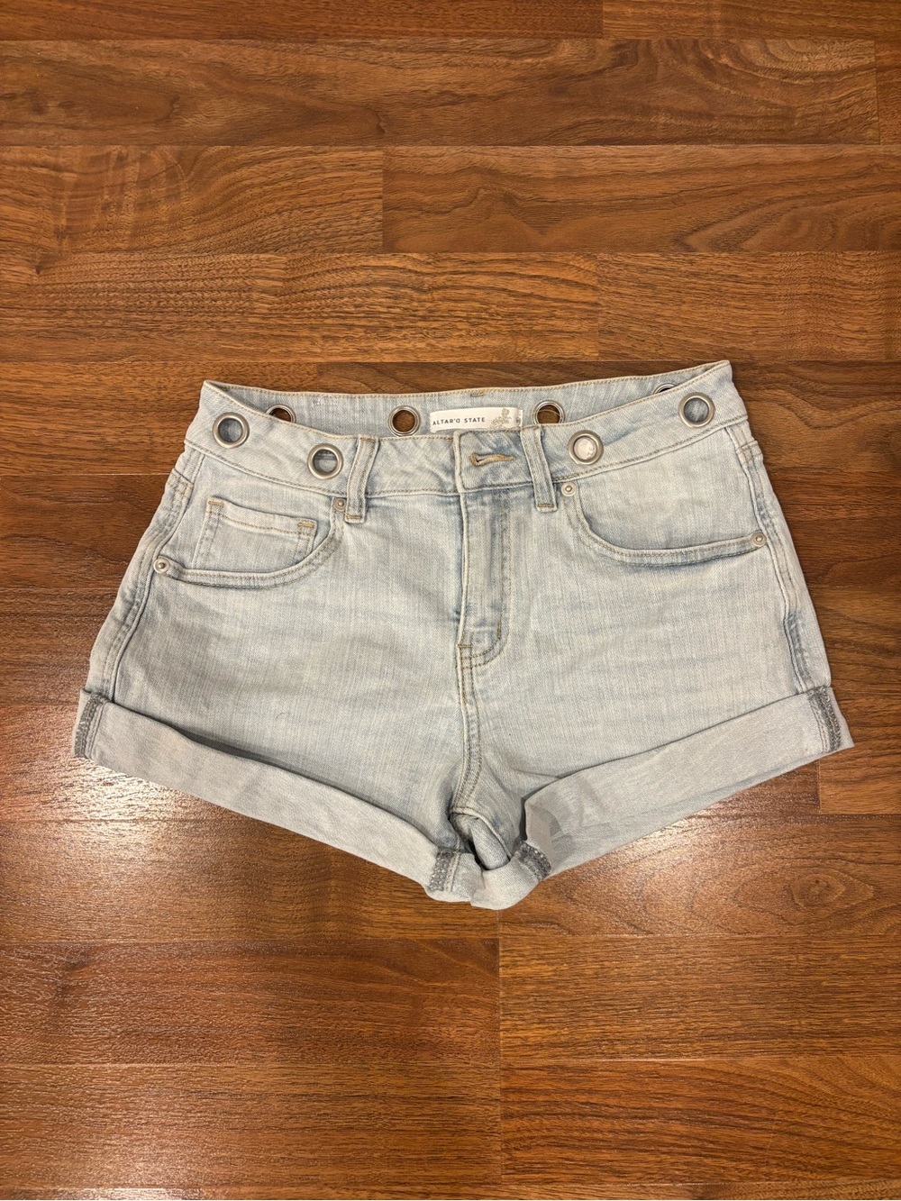 NWT Altar’d State Metal Ring Waistband Jean Shorts Light Wash Women’s size XS